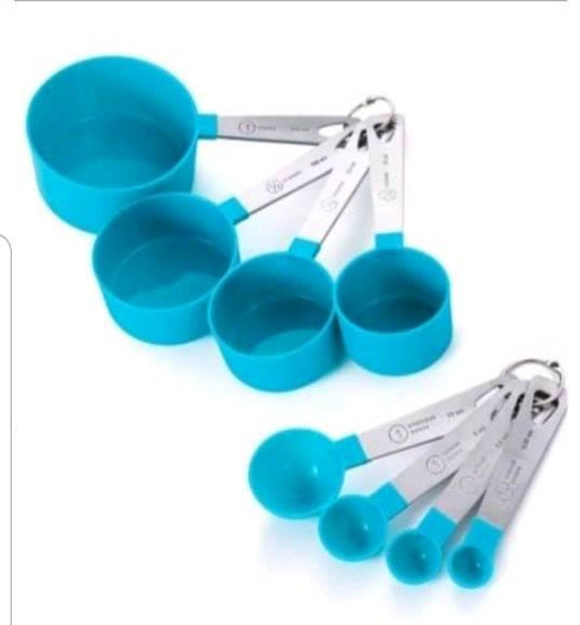 "Tazas y cucharas medidoras de metal y plástico 0005"